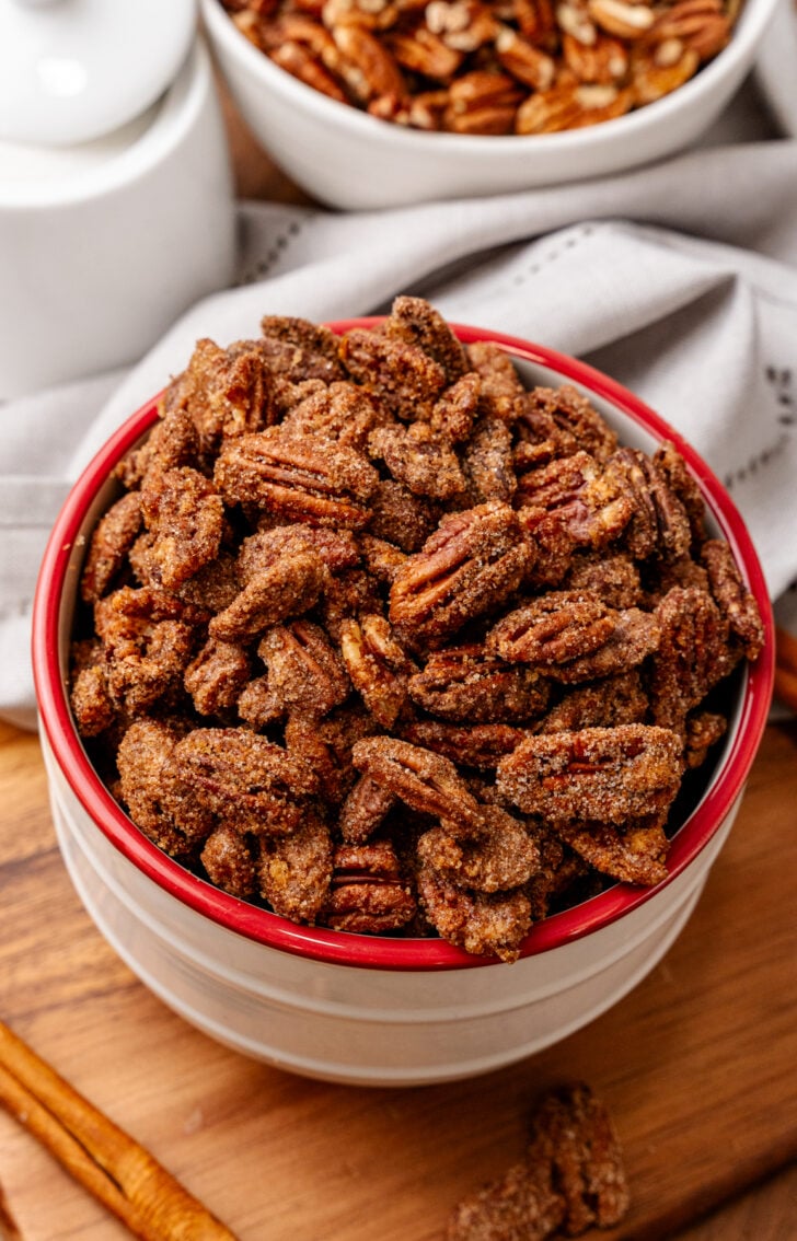 इस आसान नुस्खा के साथ सबसे अच्छा कैंडिड पेकान बनाने के लिए जानें! वे पेय के साथ एक क्षुधावर्धक के रूप में महान हैं और एक अद्भुत घर का बना छुट्टी उपहार बनाते हैं। वे स्नैकिंग के लिए विरोध करना भी मुश्किल है और सलाद और डेसर्ट में जोड़ने के लिए एकदम सही है।