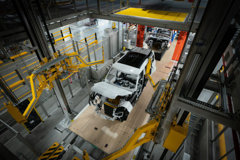 land_rover_defender_production_1.jpg