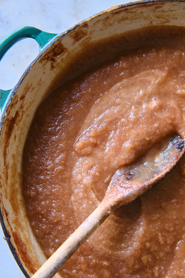 एक बर्तन में सेब का मक्खन उबल रहा है