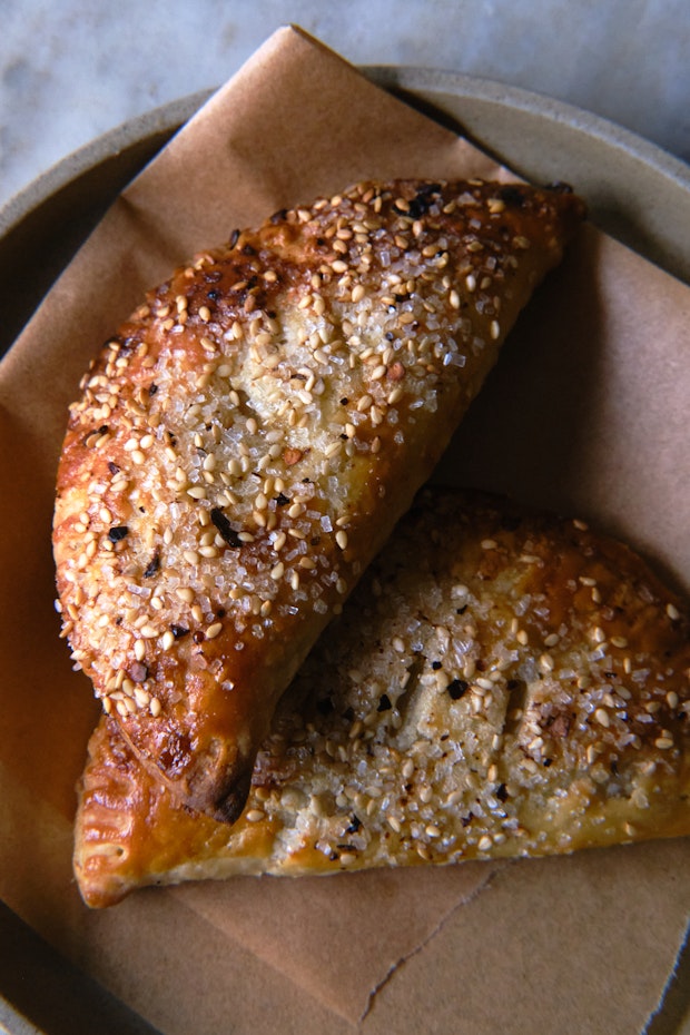 एक प्लेट पर सेब दालचीनी हाथ पाई