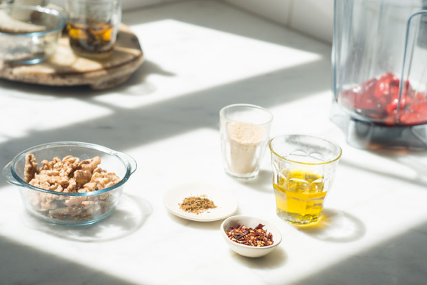 एक रसोई काउंटर पर मुहम्मरा बनाने के लिए सामग्री