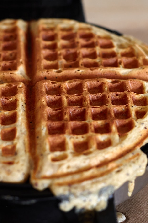 मल्टीग्रेन वेफल्स कुकिंग