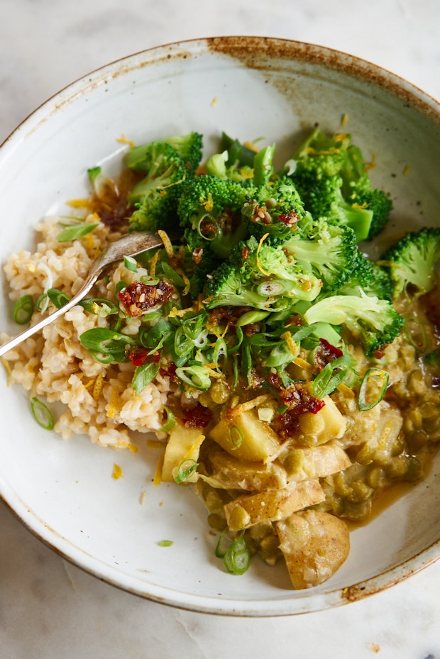 एक कटोरे में मिसो शोरबा के साथ आलू चावडर