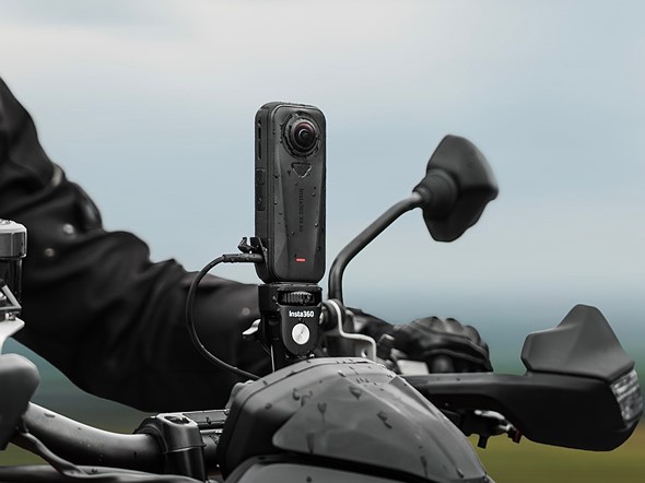 the_black_insta360_x4_air_is_mounted_to_a_back_motorcycle.jpeg