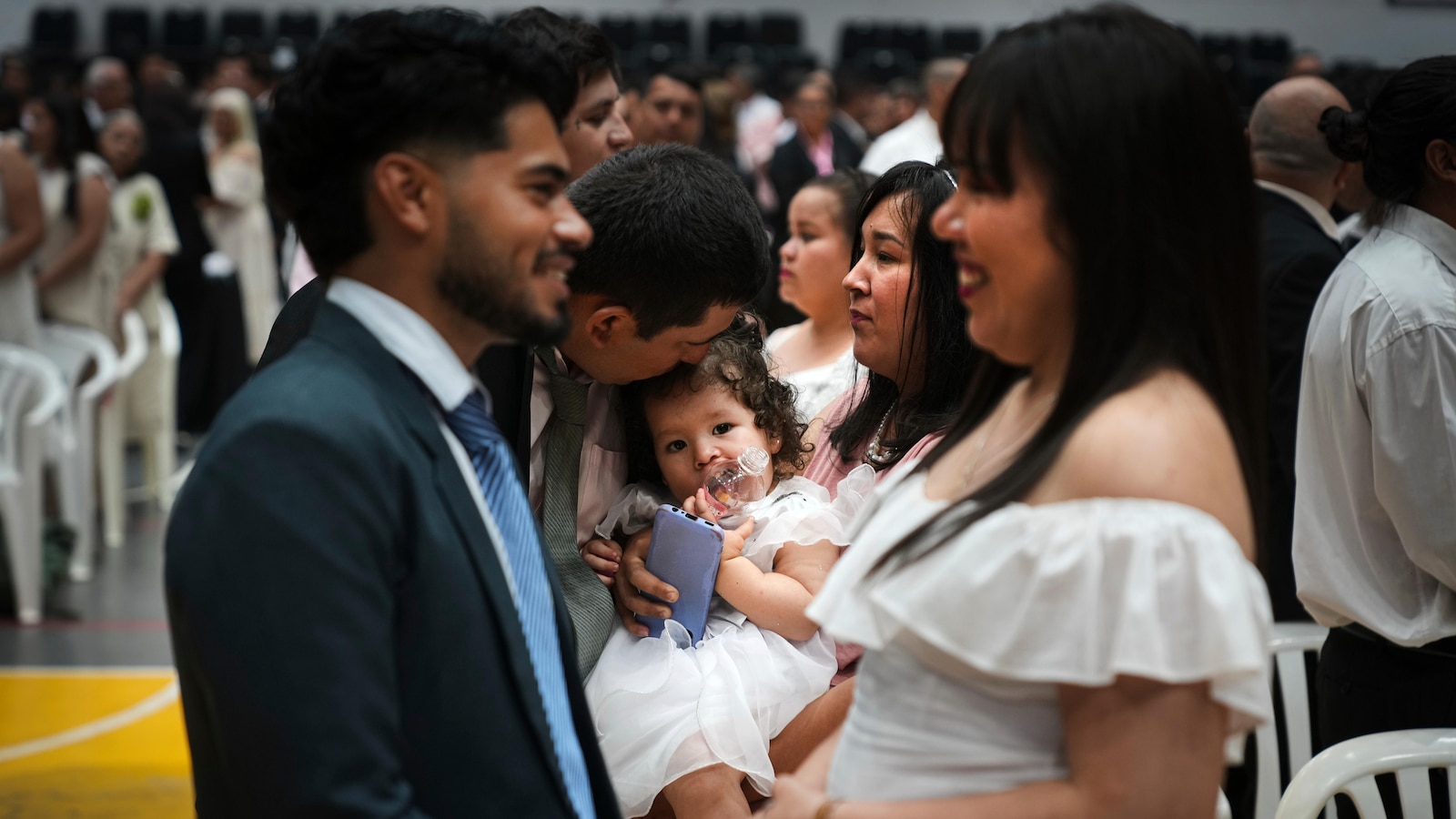 Over 600 couples tie the knot in Asunción, Paraguay's mass civil wedding