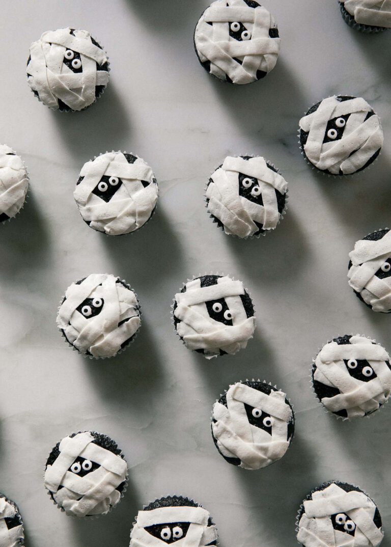 काउंटर पर मम्मी चॉकलेट कपकेक।