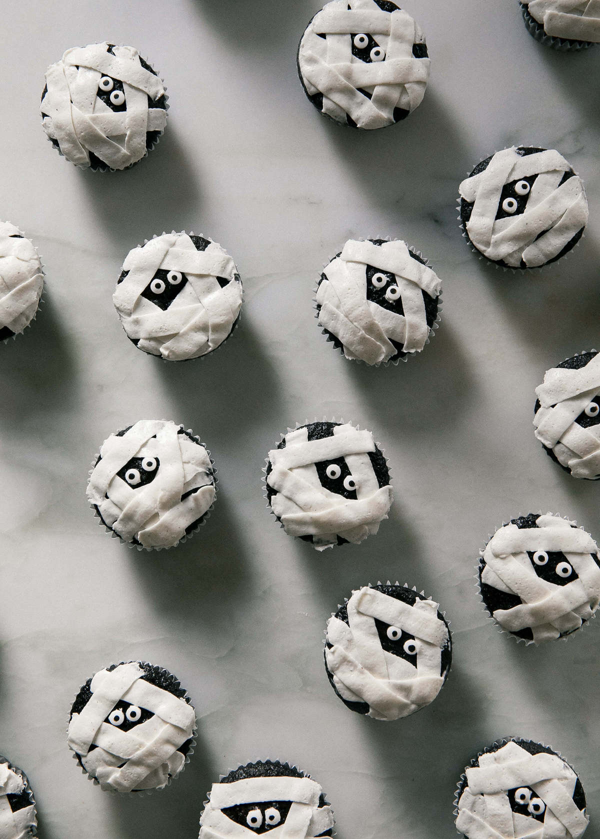 काउंटर पर मम्मी चॉकलेट कपकेक।