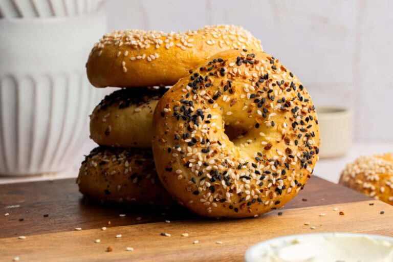 एक कटिंग बोर्ड पर प्रोटीन बैगल्स।