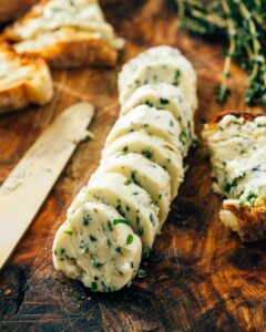 मिश्रित मक्खन कैसे बनाएं (और आसान स्वाद विविधताएं) – एक युगल पकाता है