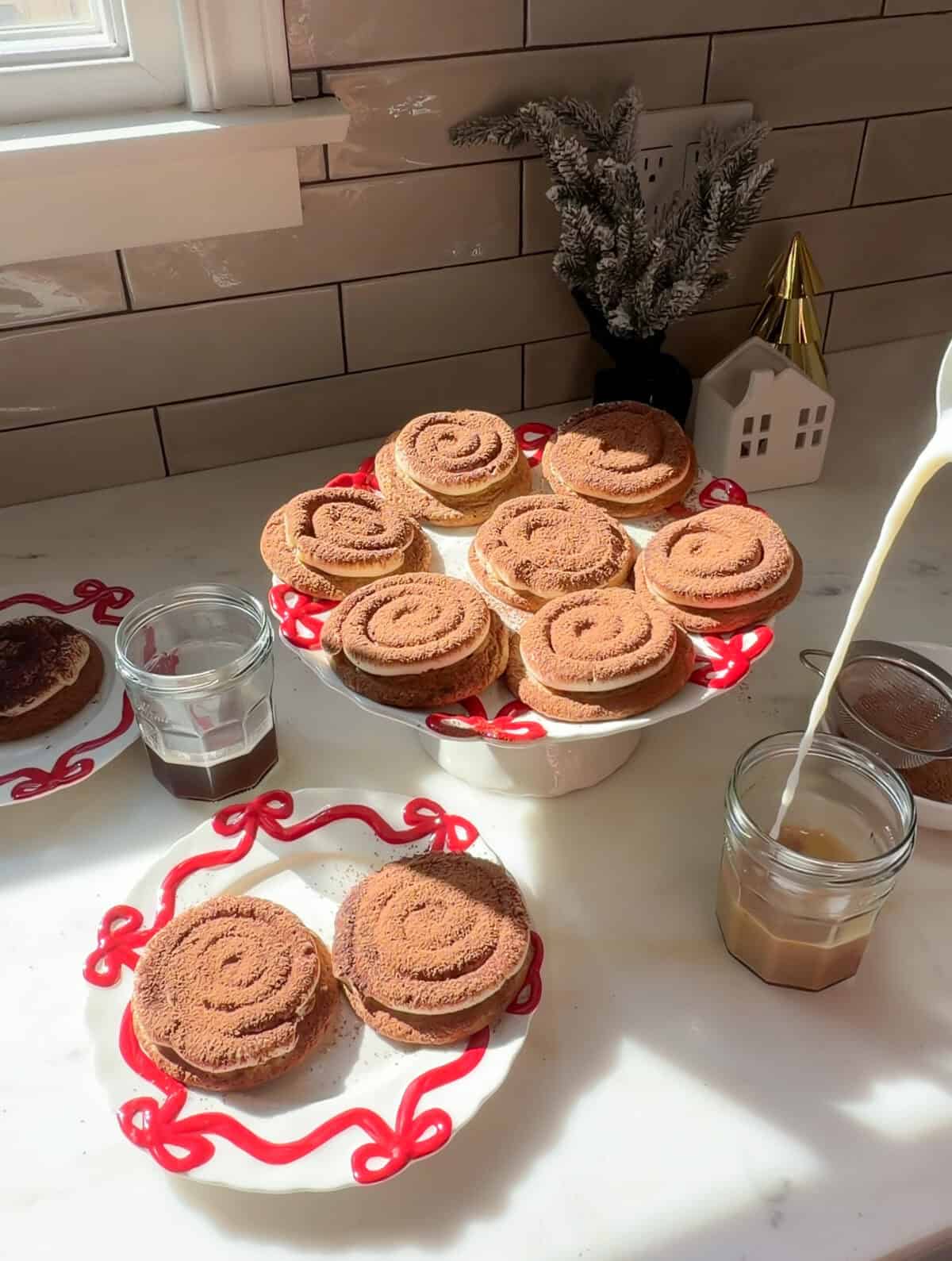 कॉफ़ी के साथ काउंटर पर तिरामिसु कुकीज़।