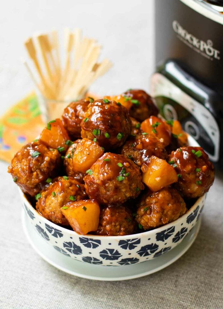 अनानास और ताजा अदरक के साथ मीठी तीखी चटनी में क्रॉक पॉट हवाईयन मीटबॉल को धीरे-धीरे पकाया जाता है, जिससे वे कोमल और रसदार हो जाते हैं। ये रसीले मीटबॉल धीमी कुकर की उत्कृष्ट कृति हैं और ऐपेटाइज़र या मुख्य व्यंजन के रूप में परोसे जाते हैं!