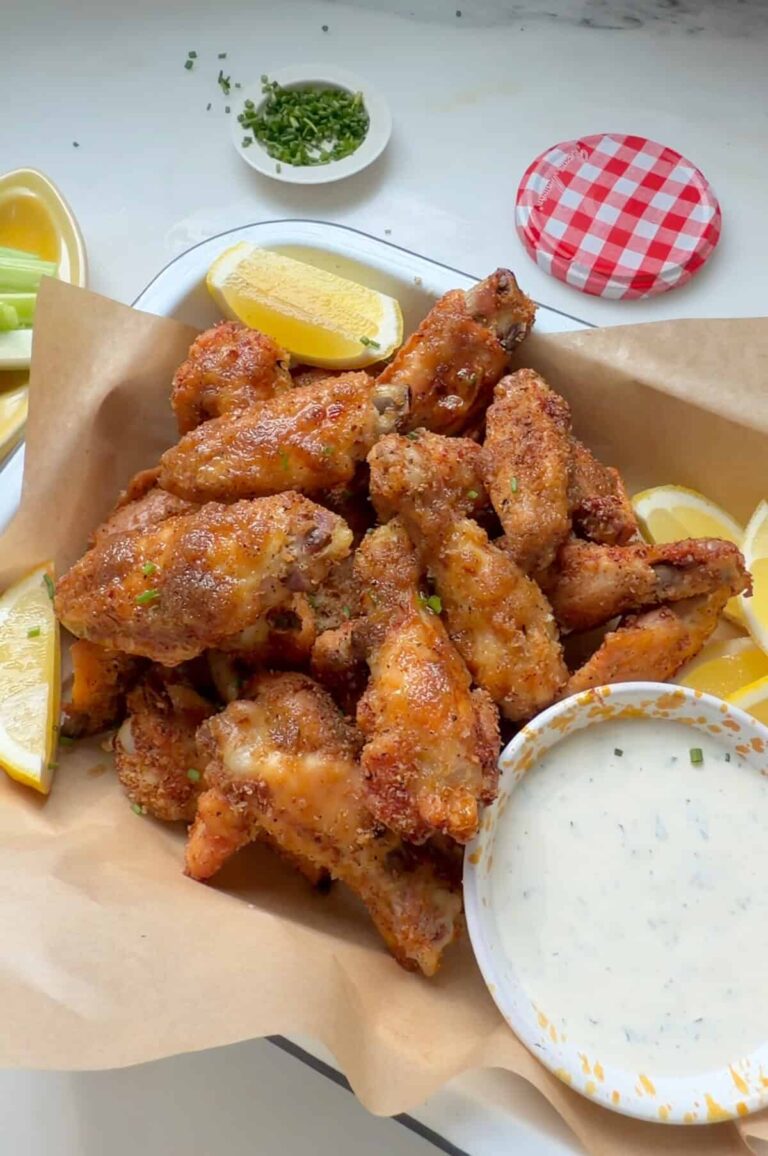 छाछ रंच के साथ कुरकुरा नींबू मिर्च पंख।