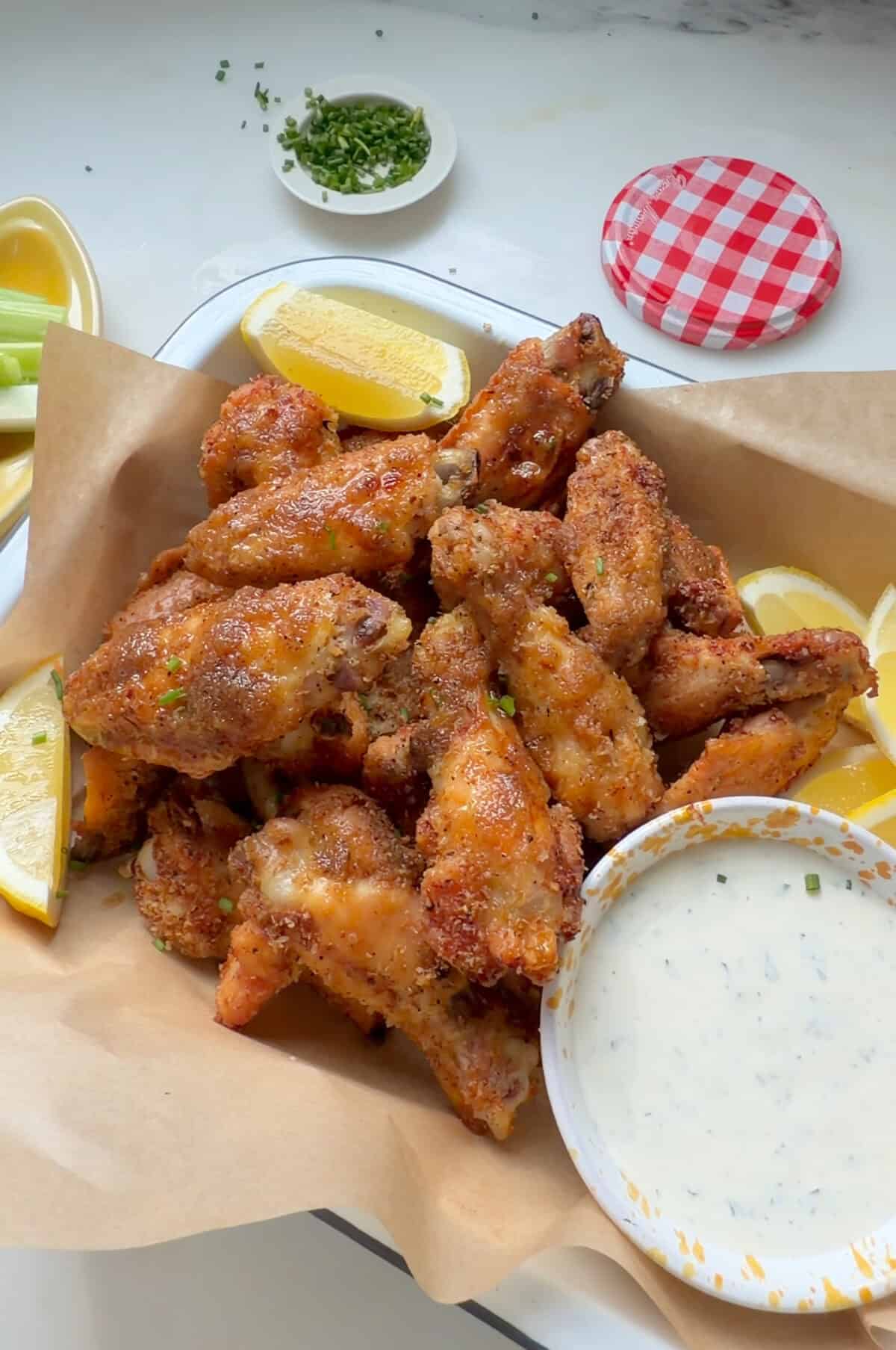 छाछ रंच के साथ कुरकुरा नींबू मिर्च पंख।