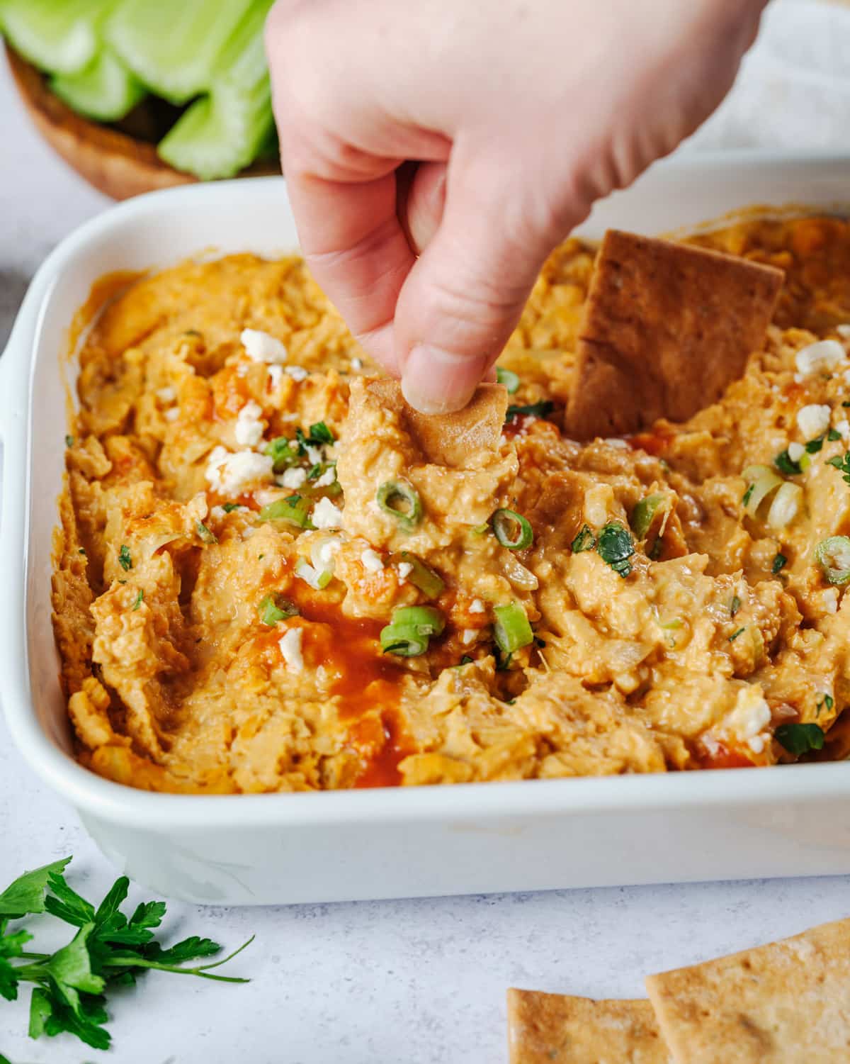 हाथ से डुबाने वाली स्वस्थ भैंस चिकन डिप