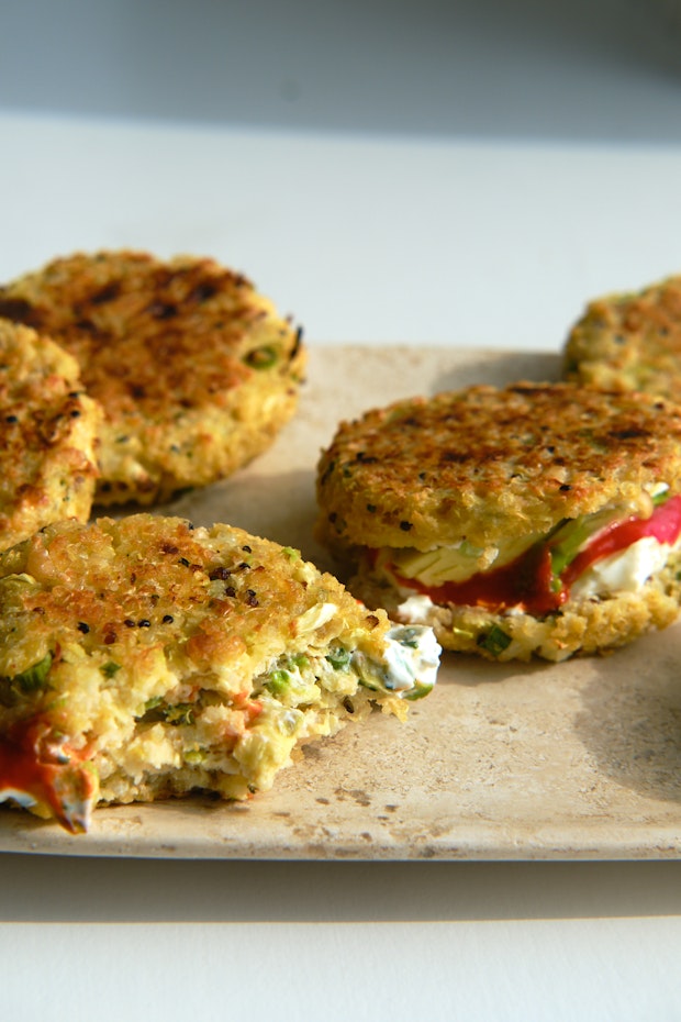 एक प्लेट पर पके हुए गोभी के स्लाइडर