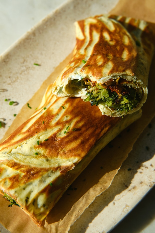 पनीर को एक प्लेट में लपेट लीजिए