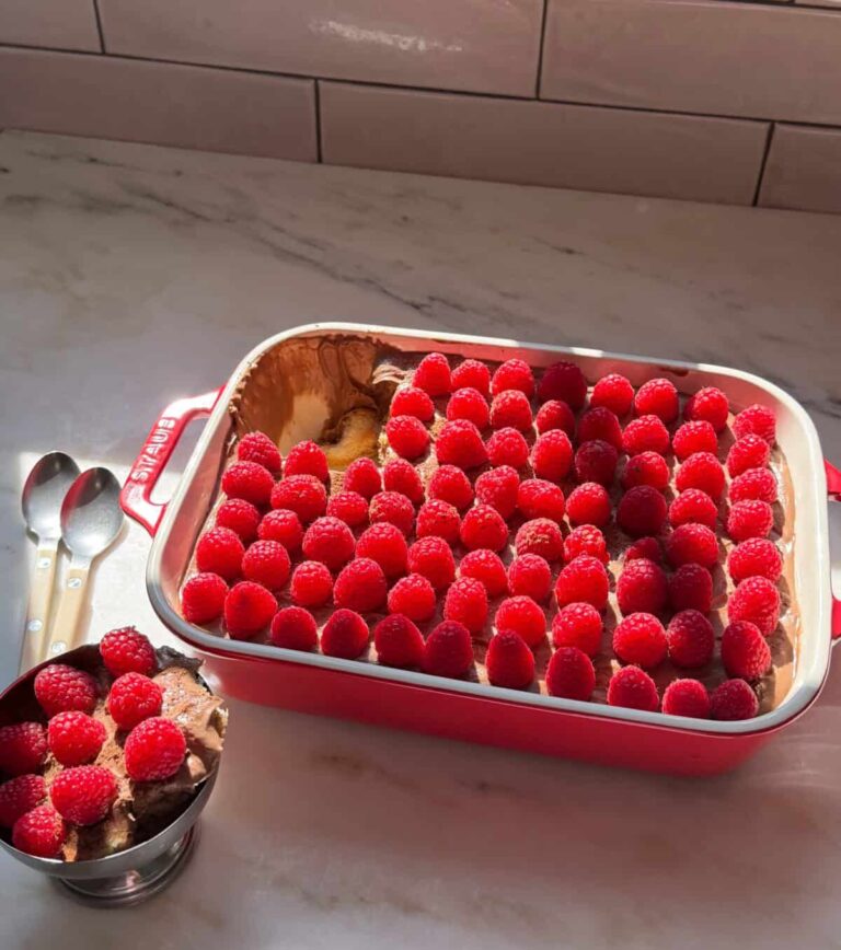 चॉकलेट रास्पबेरी तिरामिसु एक हिस्से के साथ कटोरे में निकाल लें।