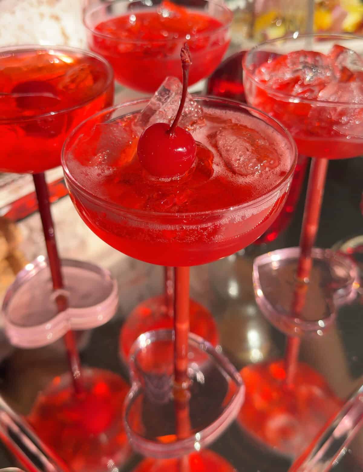 डर्टी शर्ली कॉकटेल के गिलास।