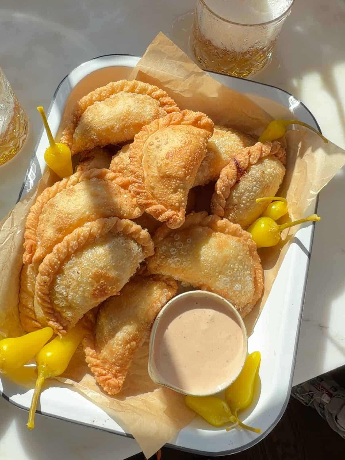 बर्गर सॉस के साथ इन-एन-आउट एम्पानाडस।