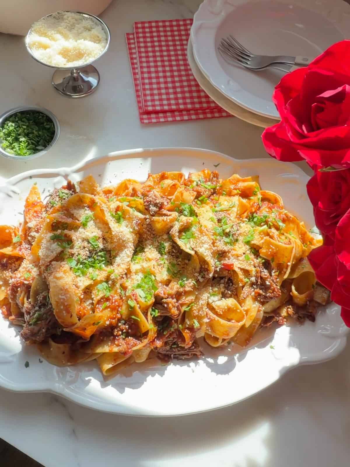 प्लेट पर शॉर्ट रिब रागु पास्ता।