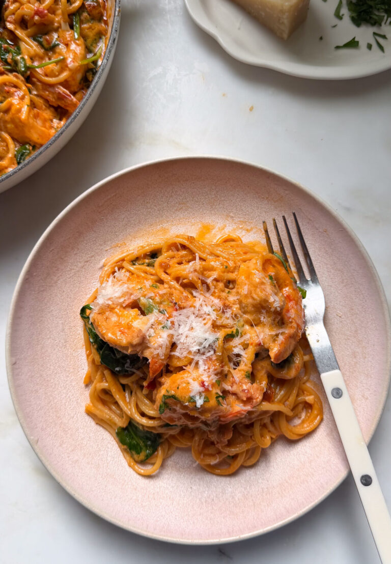 एक कटोरे में कैलाब्रियन चिली श्रिम्प पास्ता परोसें।