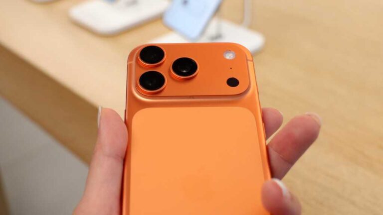 apple_store_iphone_17_pro_orange_1.jpg