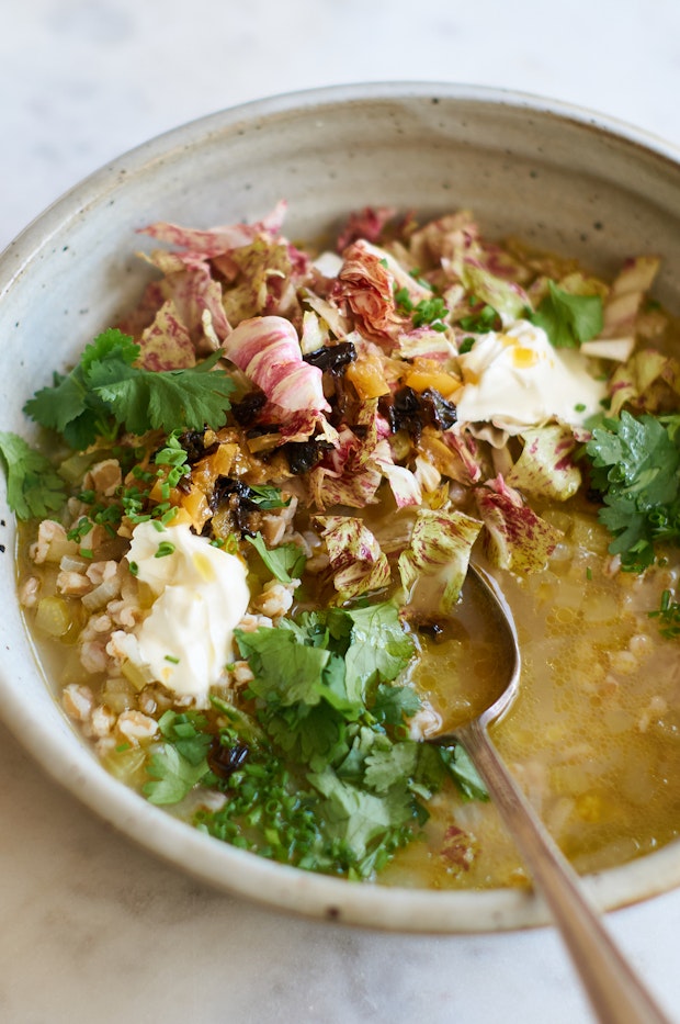 ढेर सारी टॉपिंग के साथ एक कटोरे में चिकोरी सूप