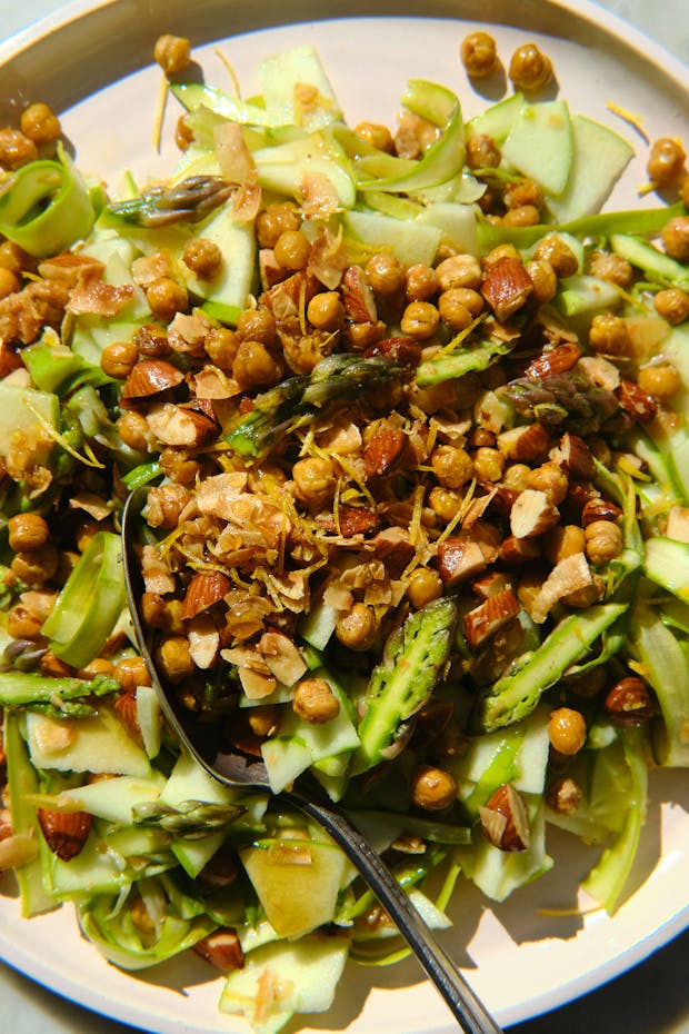 एक थाली में शतावरी रिबन सलाद