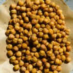 एक प्लेट पर कुरकुरे चने