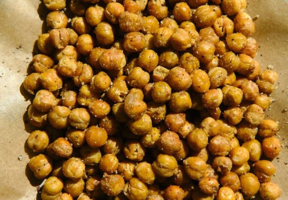 एक प्लेट पर कुरकुरे चने