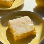 प्लेट पर नींबू ब्राउनी.