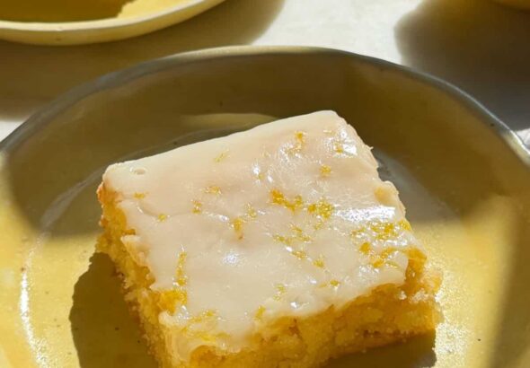 प्लेट पर नींबू ब्राउनी.