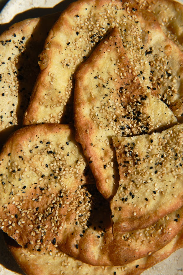 एक प्लेट पर कुरकुरी पियाडिना फ्लैटब्रेड