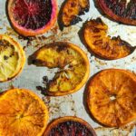 भुना हुआ साइट्रस बनाने के लिए बेकिंग शीट पर साइट्रस के टुकड़े काटें