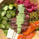 मलाईदार चिमिचुर्री ड्रेसिंग के साथ स्टेक सलाद