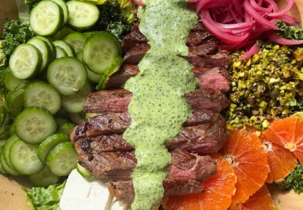 मलाईदार चिमिचुर्री ड्रेसिंग के साथ स्टेक सलाद