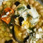 एक चौड़े कटोरे में सफेद बीन सूप