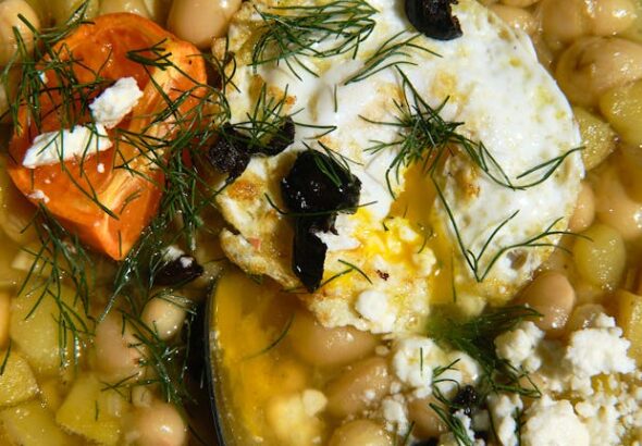 एक चौड़े कटोरे में सफेद बीन सूप