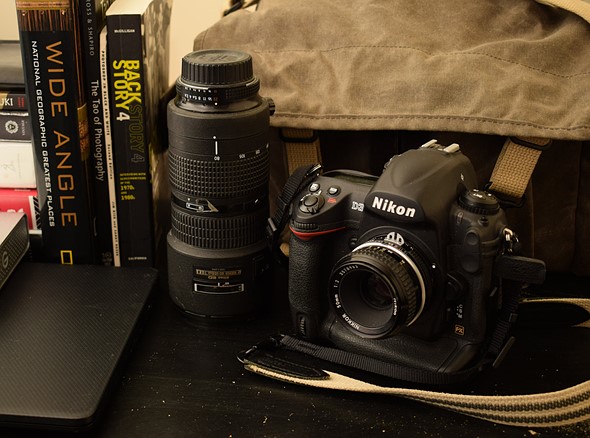 capanikon-nikon-camera-on-desk-by-bag-lens.jpeg