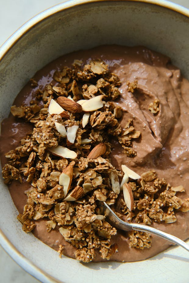 एक कटोरे में चॉकलेट चिया पुडिंग