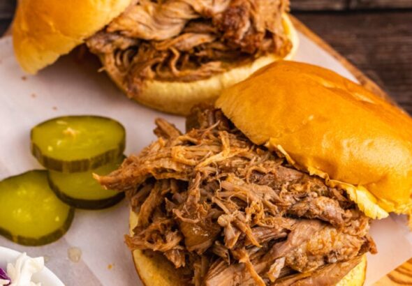 खींचे गए पोर्क को लकड़ी के कटिंग बोर्ड पर गोल बन पर रखकर कटा हुआ अचार और कोलस्लॉ के साथ परोसा जाता है।