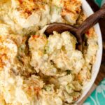 तीखी सरसों और कड़े उबले अंडे के साथ, यह दक्षिणी आलू सलाद पारिवारिक समारोहों के लिए एकदम आसान साइड डिश है और छुट्टियों के जश्न के लिए जरूरी है। आलू का सलाद लकड़ी के चम्मच से कटोरे से निकाला गया।