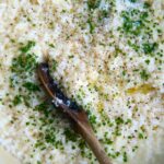 एक चौड़े सॉस पैन में रिसोट्टो