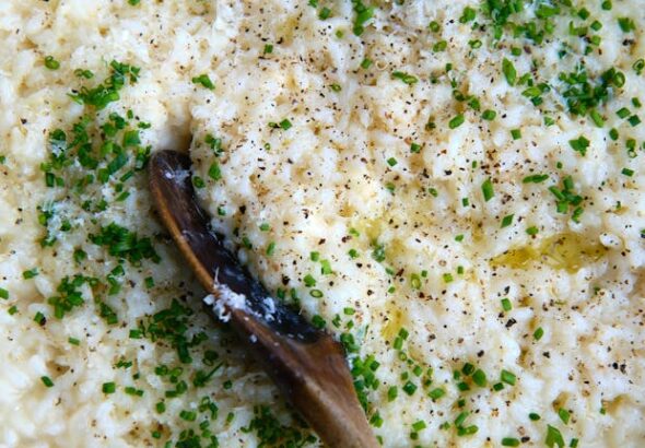 एक चौड़े सॉस पैन में रिसोट्टो